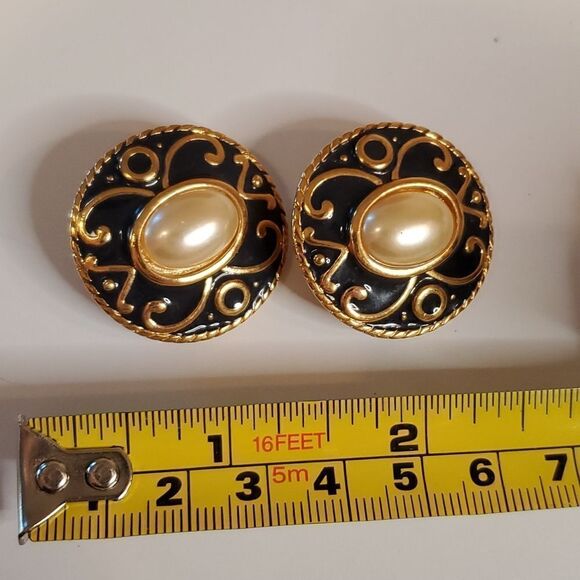 VINTAGE Black and Gold tone Faux Pearl Clip on Earrings. - Picture 3 of 3